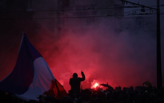 Η-Γαλλία-φλέγεται-–-Εκτεταμένα-επεισόδια-και-σε-Βρυξέλλες,-Μιλάνο,-Ισπανία,-Πορτογαλία