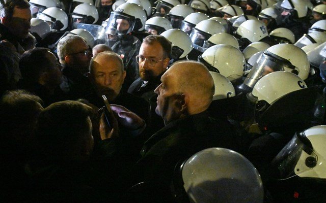 Πολιτική-κρίση-στην-Πολωνία:-Σύγκρουση-του-εθνικιστή-προέδρου-Ναβρότσκι-με-την-κυβέρνηση-Τουσκ-για-το-Συνταγματικό-Δικαστήριο