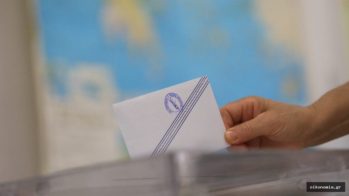 Χέρι τοποθετεί λευκό ψηφοδέλτιο σε κάλπη