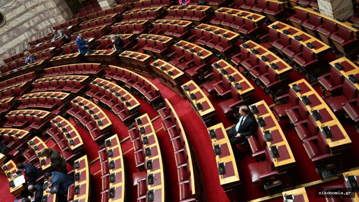 Η αίθουσα της Βουλής των Ελλήνων με τα έδρανα σε ομόκεντρες σειρές, όπως φαίνεται από ψηλά.
