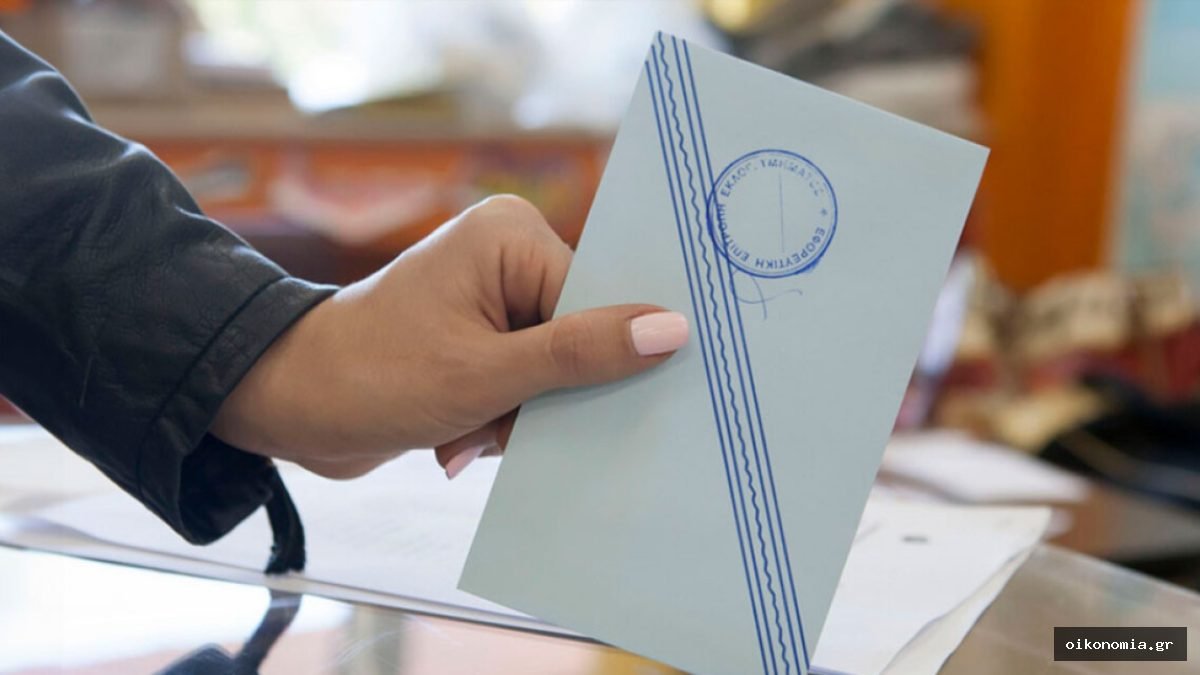 Χέρι τοποθετεί ψηφοδέλτιο σε κάλπη.