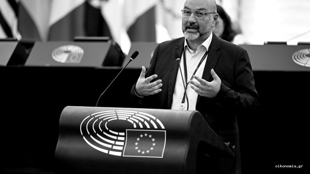 Ο Σάκης Αρναούτογλου μιλά από το βήμα του Ευρωπαϊκού Κοινοβουλίου, μπροστά σε έμβλημα της ΕΕ.