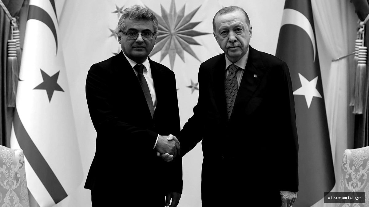 Ο Ρετζέπ Ταγίπ Ερντογάν και ο Τουφάν Ερχιουρμάν σε χειραψία στην Άγκυρα.