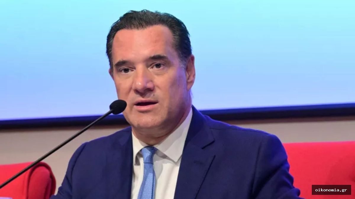 Ο Άδωνις Γεωργιάδης μιλά σε μικρόφωνο φορώντας σκούρο κοστούμι και γραβάτα.