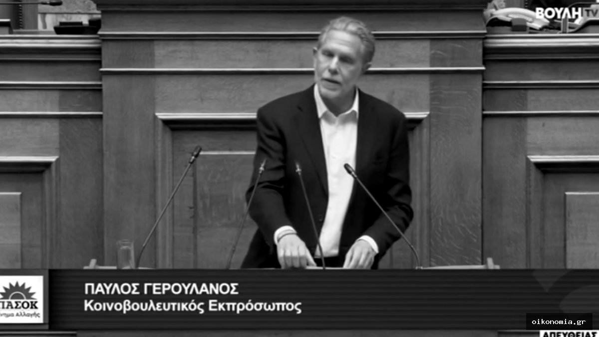 Ο Παύλος Γερουλάνος μιλά από το βήμα της Βουλής.