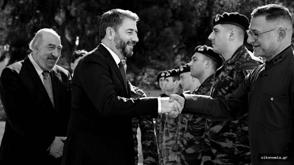 Ο Νίκος Ανδρουλάκης ανταλλάσσει χειραψία με ένστολο, ενώ στρατιωτικοί παρατάσσονται πίσω τους.
