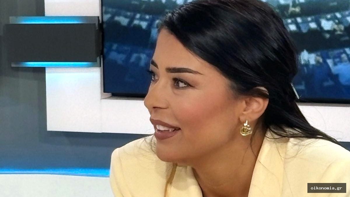 Η Αφροδίτη Λατινοπούλου μιλά σε τηλεοπτικό στούντιο.