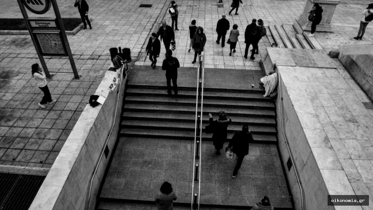 Πεζοί ανεβαίνουν και κατεβαίνουν τις σκάλες εισόδου του σταθμού Μετρό στο Σύνταγμα.