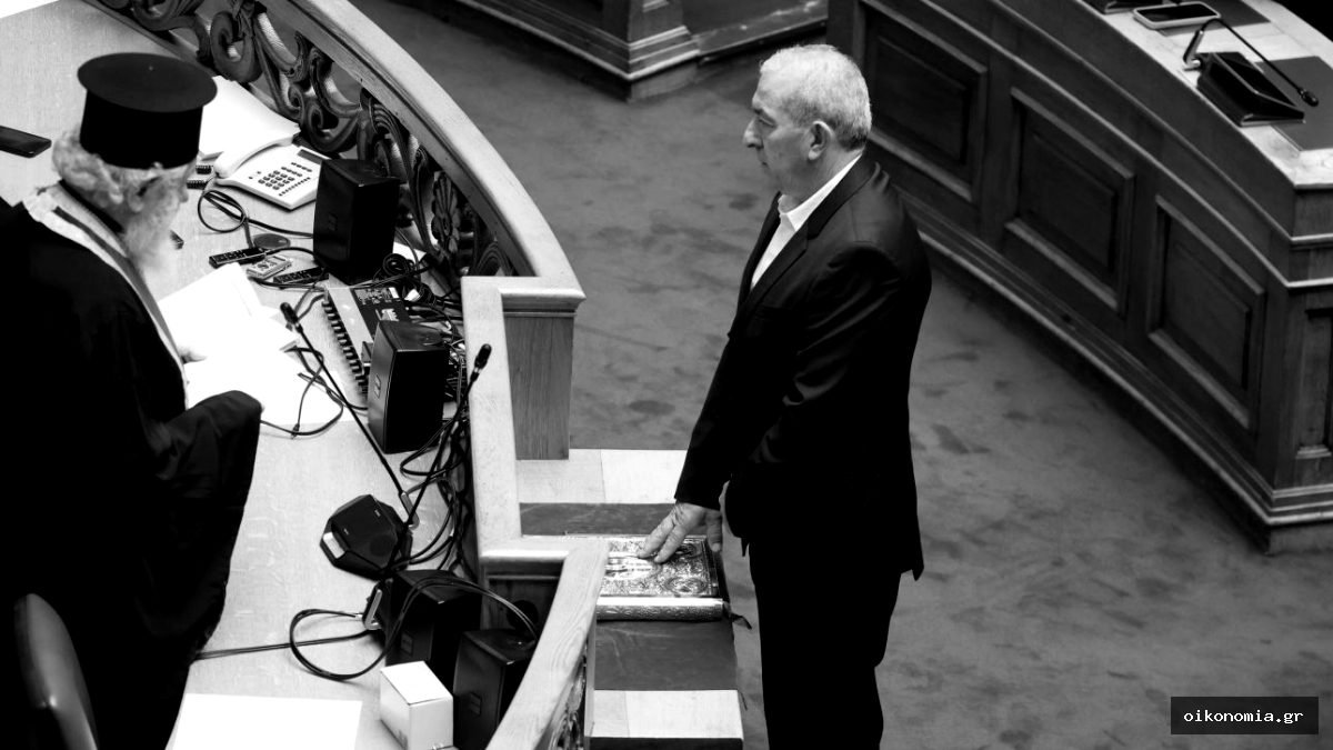 Ο Σωκράτης Βαρδάκης στέκεται μπροστά στην έδρα του προεδρείου της Βουλής, κατά την ορκωμοσία του.