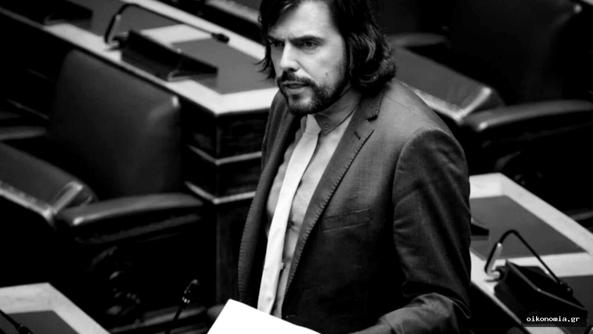 Ο Πέτρος Παππάς, με μπλε σακάκι, στην αίθουσα της Βουλής.