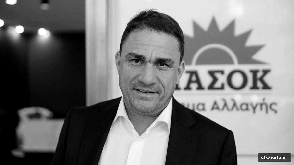 Ο Κώστας Τσουκαλάς μπροστά από το λογότυπο του ΠΑΣΟΚ–Κινήματος Αλλαγής.