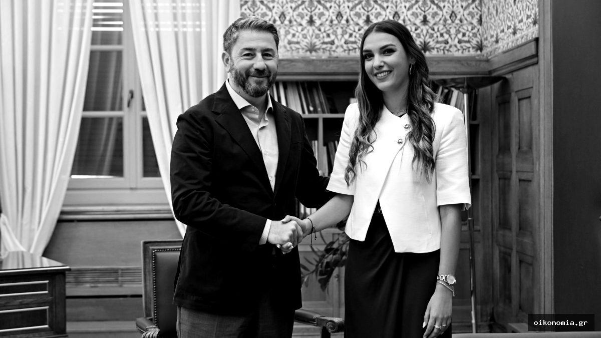 Ο Νίκος Ανδρουλάκης και η Μυρτώ Κοροβέση ανταλλάσσουν χειραψία σε εσωτερικό χώρο.