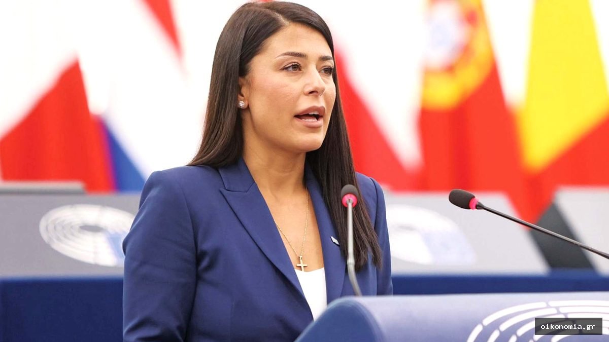 Η Αφροδίτη Λατινοπούλου μιλά σε μικρόφωνο σε ευρωπαϊκή αίθουσα.