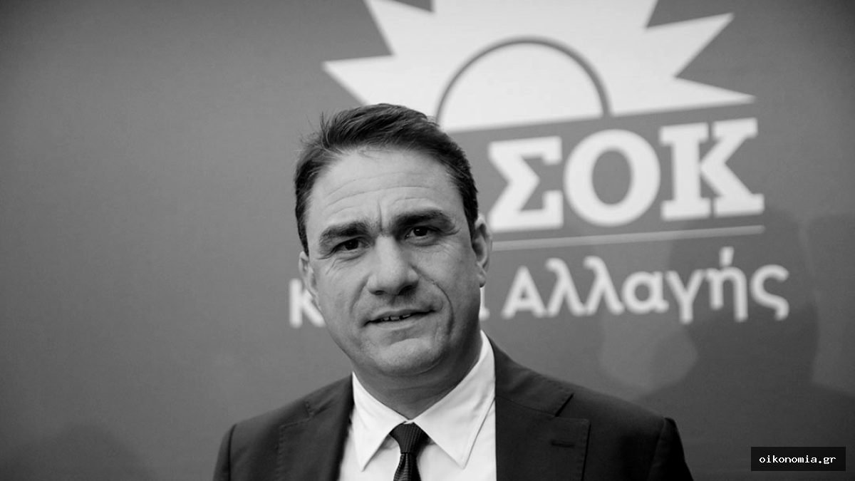 Ο Κώστας Τσουκαλάς μπροστά από το λογότυπο του ΠΑΣΟΚ – Κινήματος Αλλαγής.
