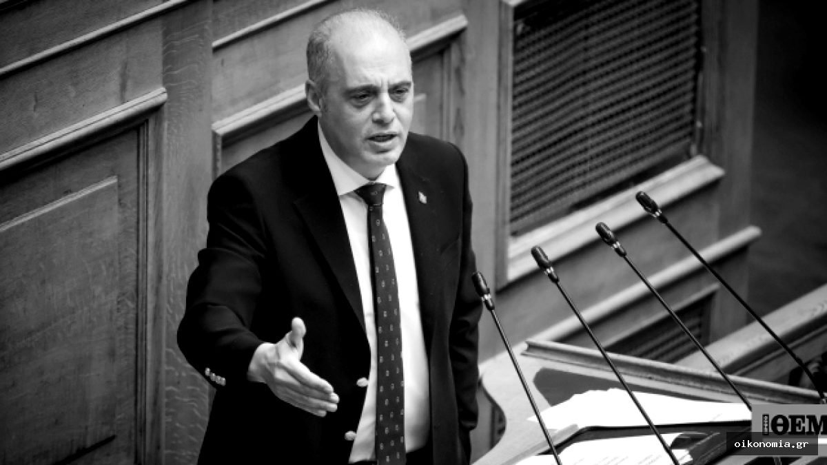 Ο Κυριάκος Βελόπουλος με μπλε κοστούμι μιλά από το βήμα της Βουλής.
