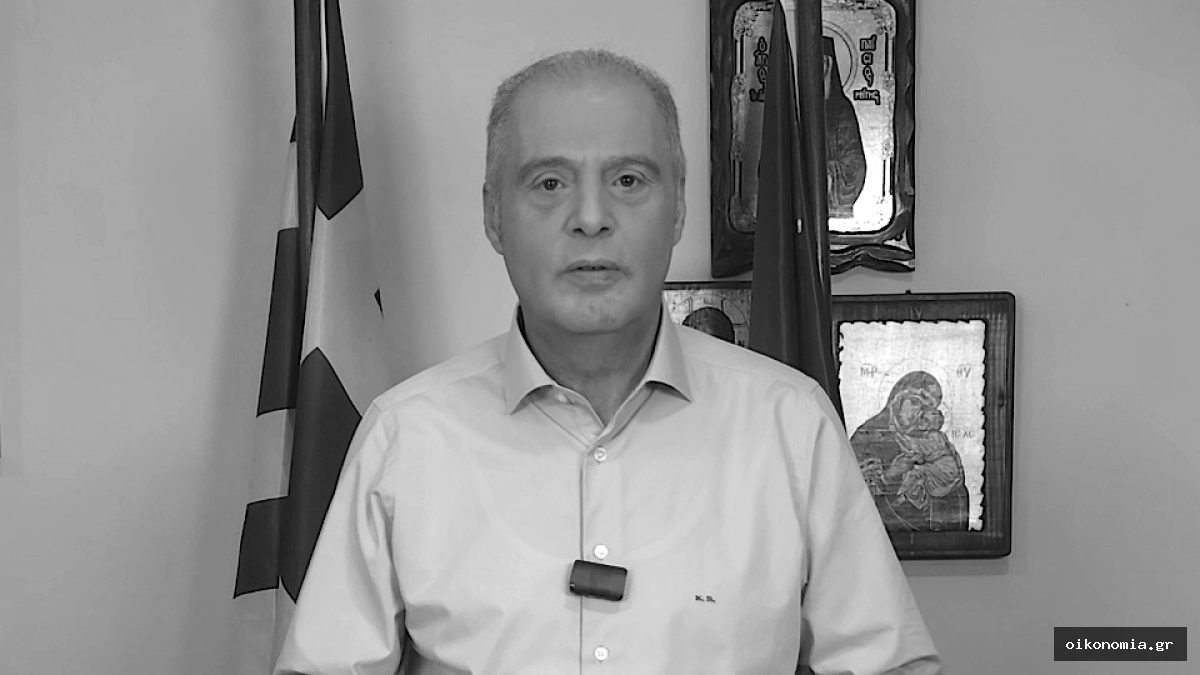 Ο Κυριάκος Βελόπουλος μιλά μπροστά σε ελληνικές σημαίες.